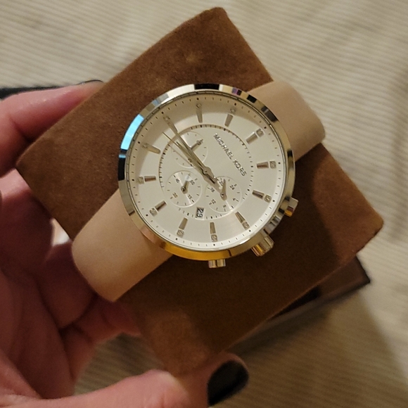 Like new Beige leather Michael Kors watch - Picture 3 of 8